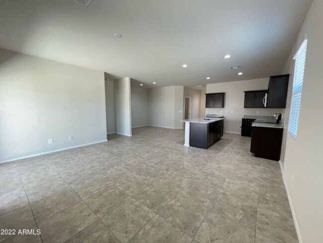Building Photo - Newer 3 Bed/2Bath never in Crestfield Mano...