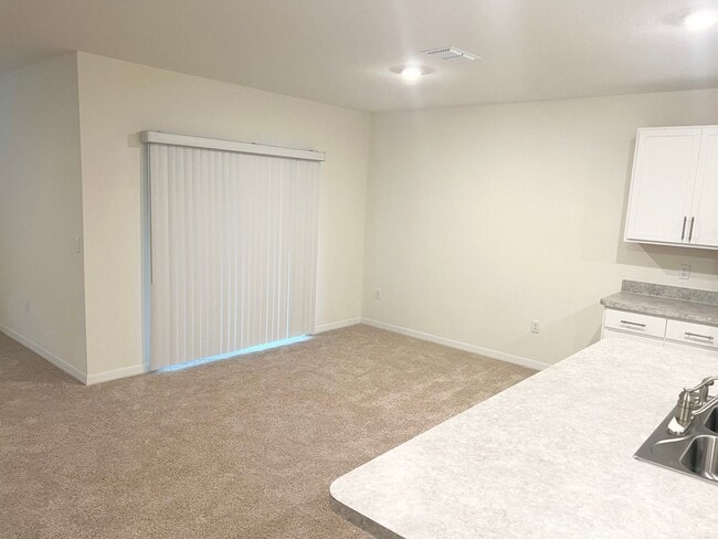 Building Photo - 4 BEDROOM 2 BATHROOM HOUSE FOR RENT