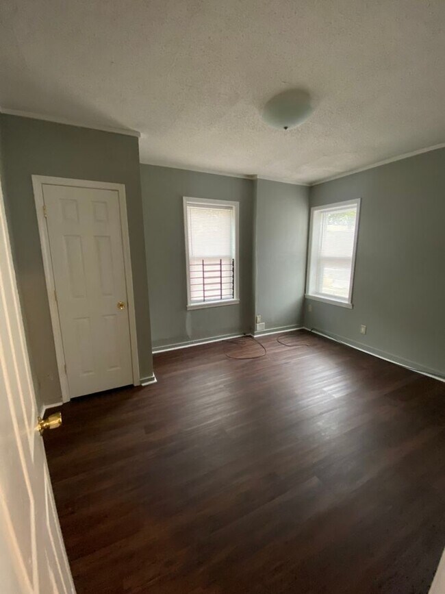 Building Photo - Cute, updated 3 bed/1 bath bungalow