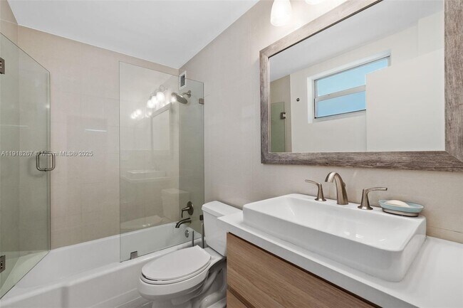 Building Photo - 9102 W Bay Harbor Dr