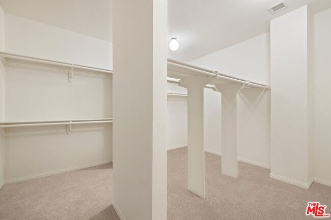 Building Photo - 1916 Rams Horn Ct