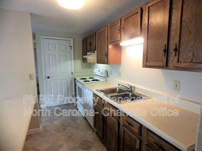 Building Photo - 9520 Shannon Green Dr