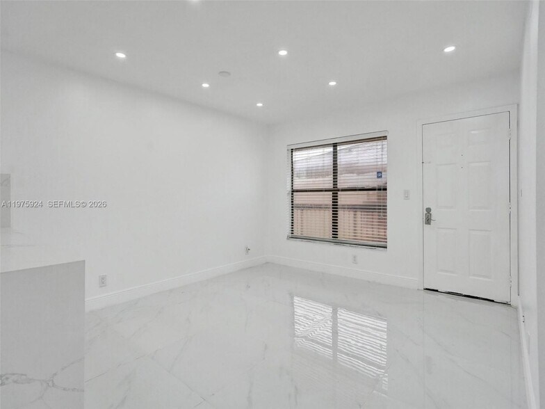 Building Photo - 10051 Winding Lake Rd