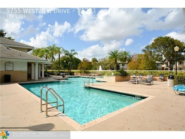 Building Photo - 9755 Westview Dr