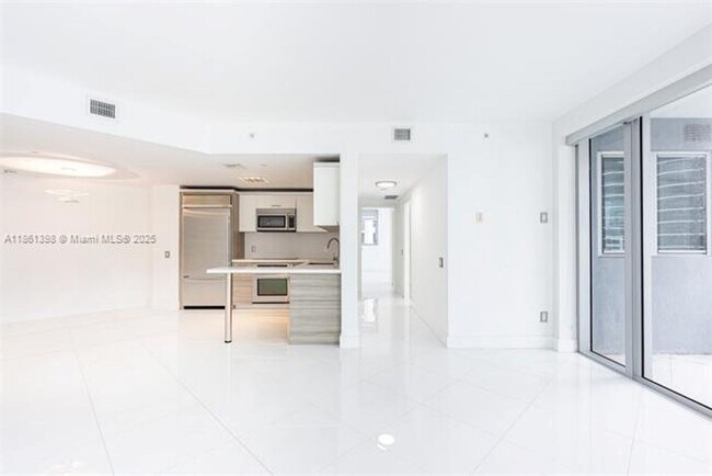 Building Photo - 1300 Brickell Bay Dr