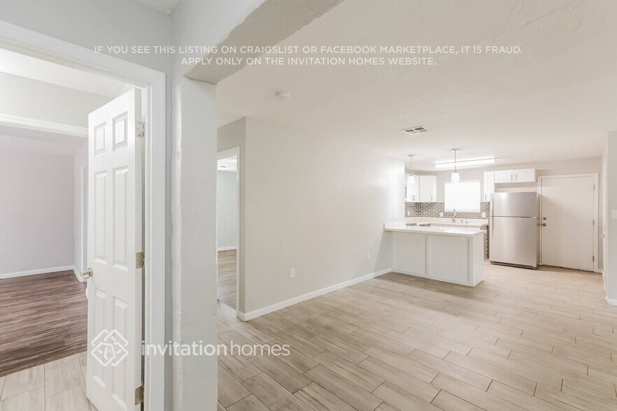 Building Photo - 11235 W Hopi St