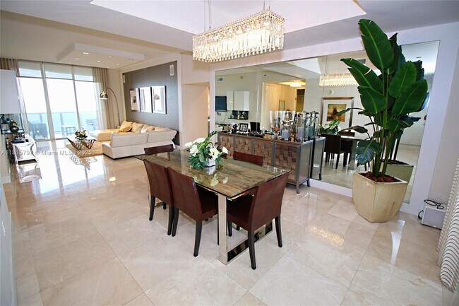 Building Photo - 15901 Collins Ave