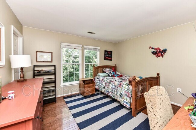 Building Photo - 641 Meade Dr SW