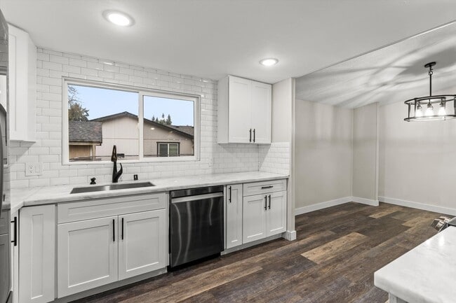 Building Photo - Updated 3 bed Bonney Lake home on dead end street