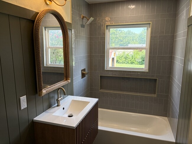 Building Photo - 411 E Showalter Dr