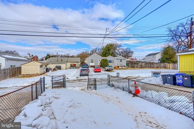 Building Photo - 165 Hampshire Rd