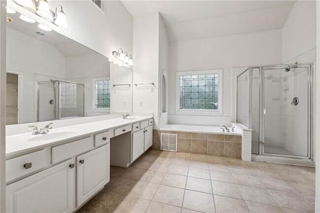 Building Photo - 2075 Willshire Glen