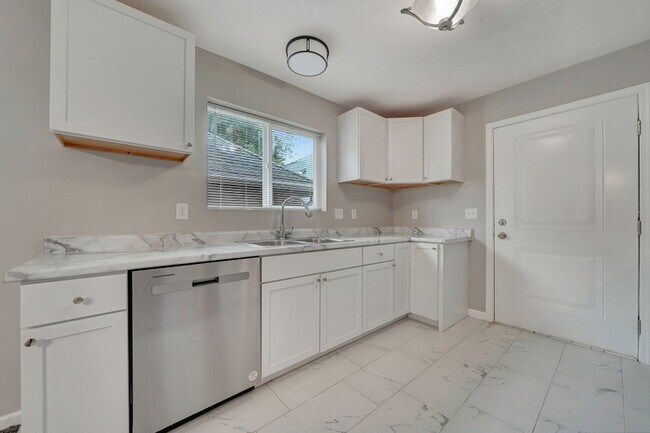 Building Photo - 1337 S 10th St