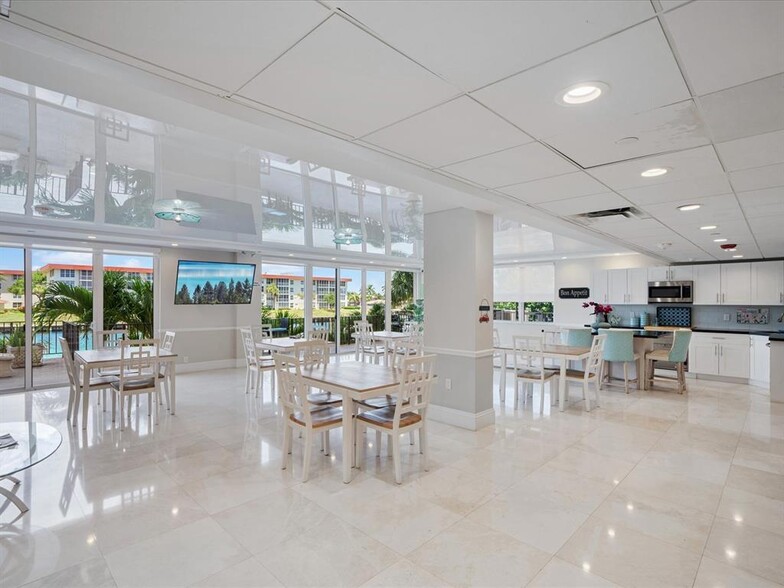 Building Photo - 1150 Hillsboro Mile