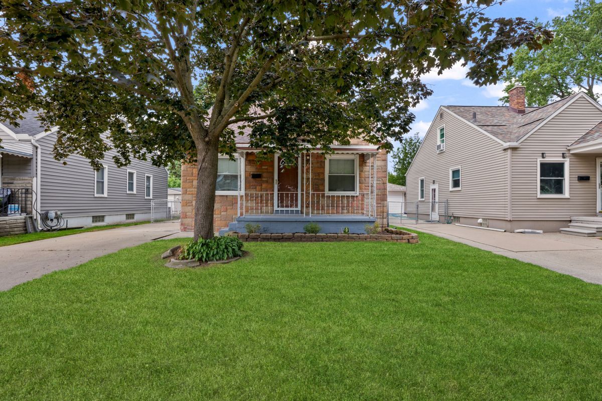 Building Photo - 825 N Edison Ave