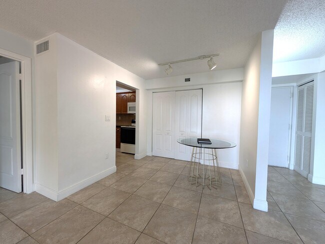 Building Photo - 1720 NW N River Dr