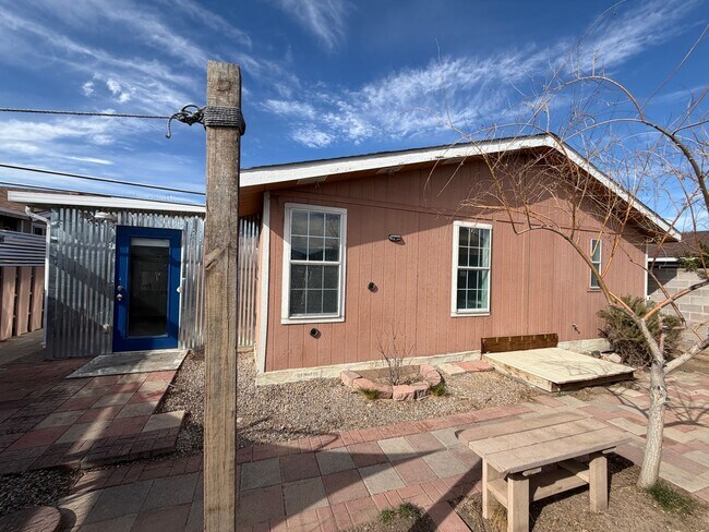 Building Photo - 3 Bedroom Single Story Home Available Near Unser Blvd SW & Bridge Blvd SW!