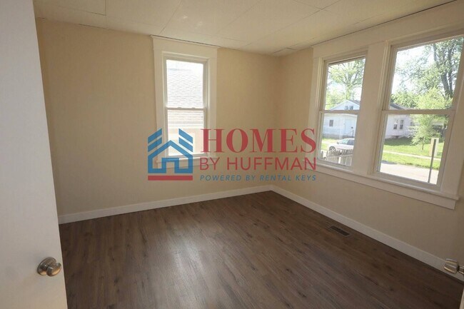 Building Photo - Four Bedroom House | One Bathroom