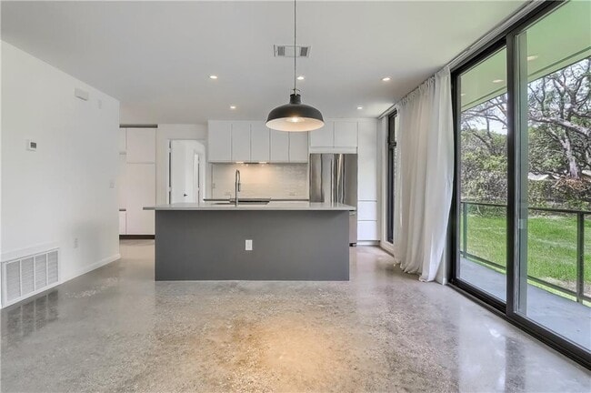 Building Photo - 9400 Shady Oaks Dr