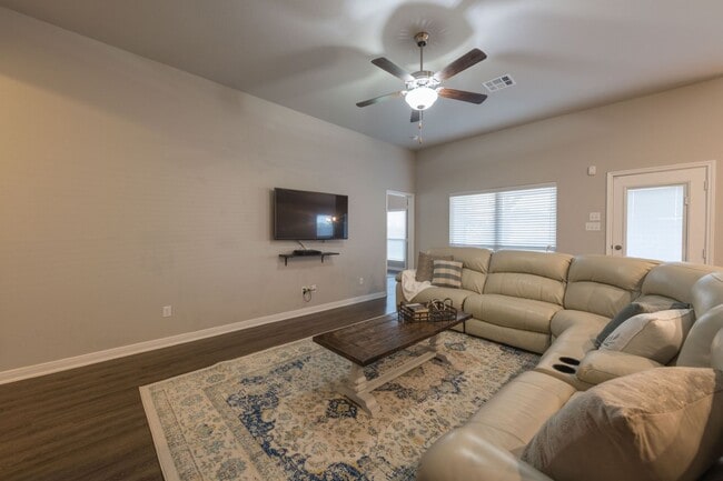 Building Photo - Gorgeous Three Creeks Home