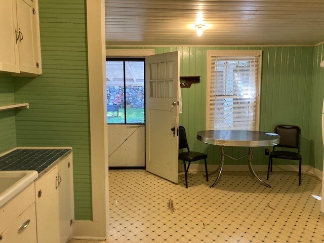 Building Photo - 162 Ramble St