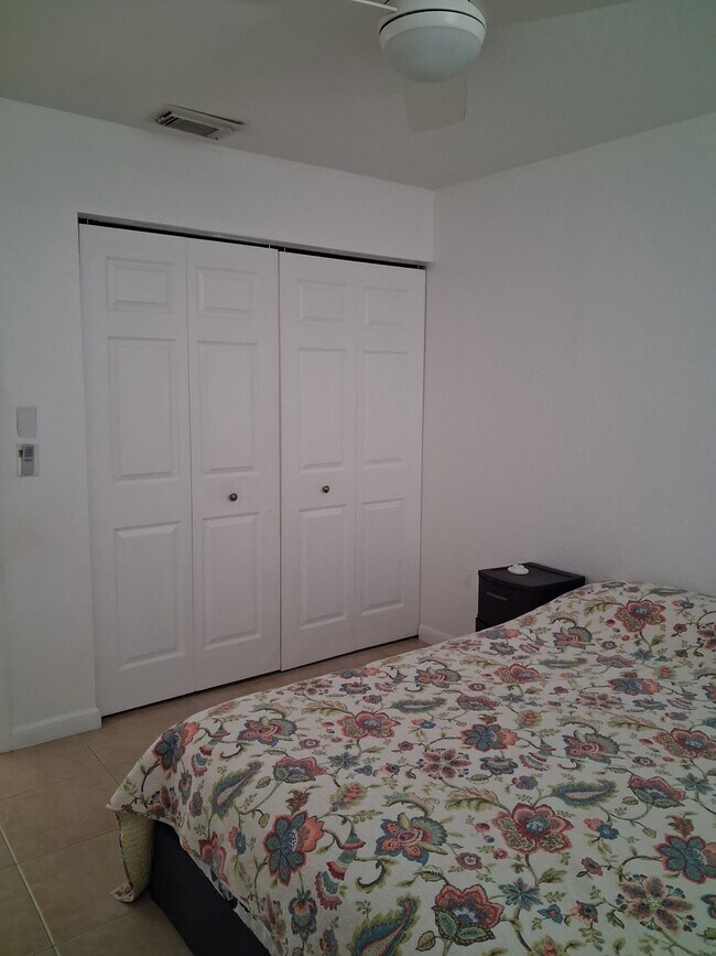Building Photo - 402 Lakewood Dr