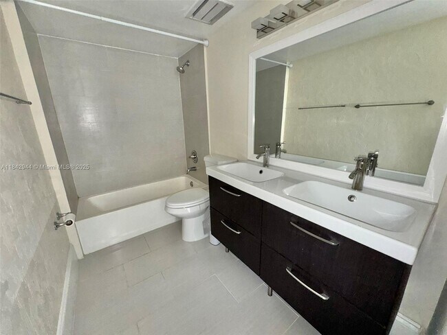 Building Photo - 2715 Tigertail Ave