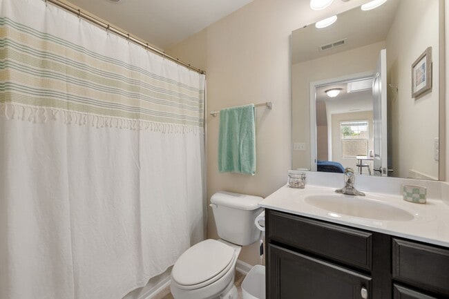 Building Photo - Beautiful 3 story townhome with office in ...