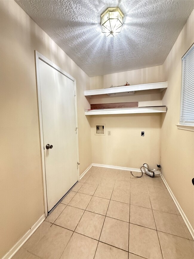 Building Photo - 15307 Pebble Lake Dr