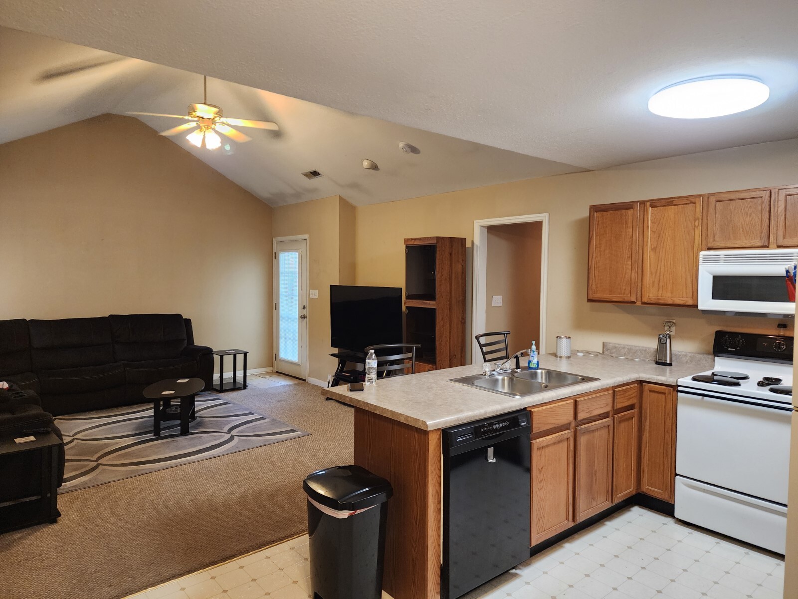Kitchen / living room - 1445 Ford Rd