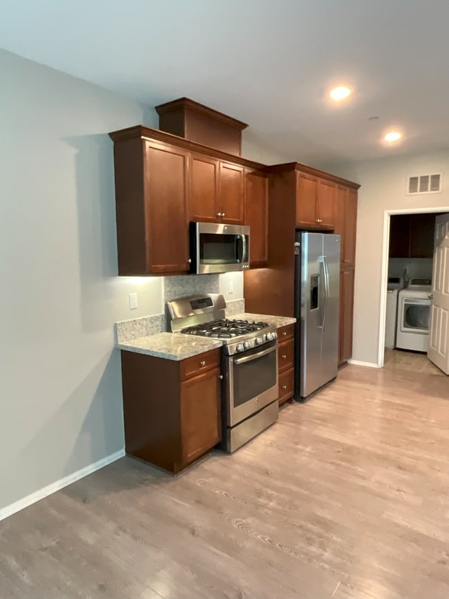 Building Photo - 3 Bed 2 Bath in the Eastlake Vistas