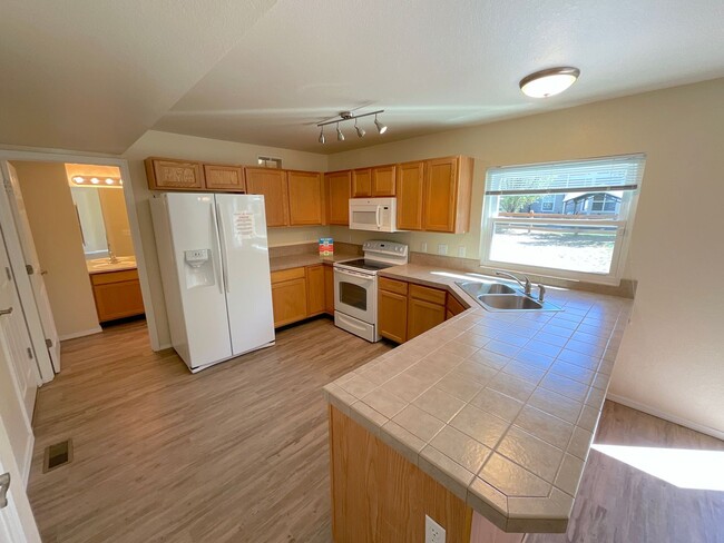 Building Photo - 3 Bedroom Home Available Near Milton E Pro...