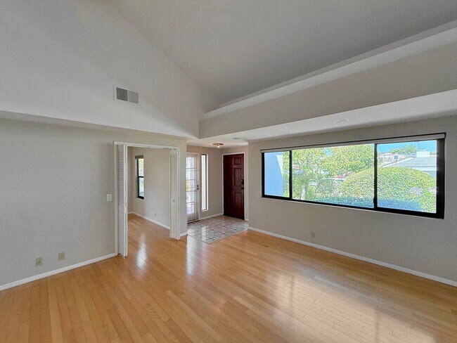 Building Photo - SD: Bright 2BD/2BA Condo in Vista with Community Pool, Private Patio & In-Unit Laundry