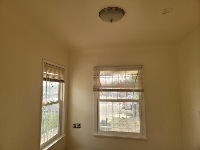 Building Photo - 448 S Woods Ave