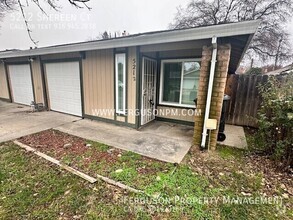 Building Photo - Remodeled Two Bedroom Duplex in a Great Lo...