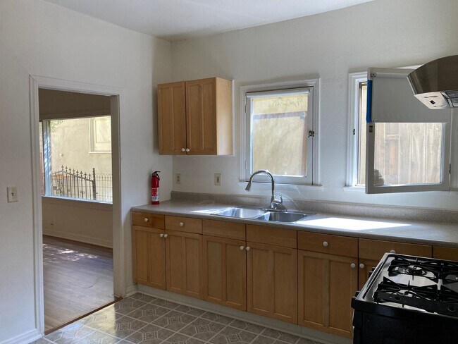 Building Photo - 1015 3/4-929 W Kensington Rd