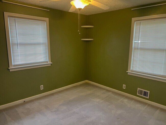 Building Photo - BEAUTIFUL RANCH HOME WITH NEW KITCHEN AND ...