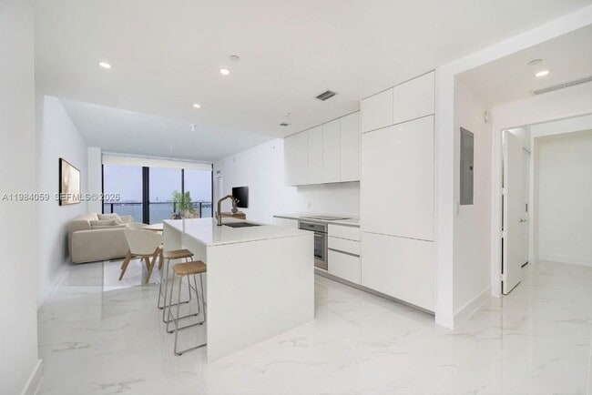 Building Photo - 700 NE 24th St