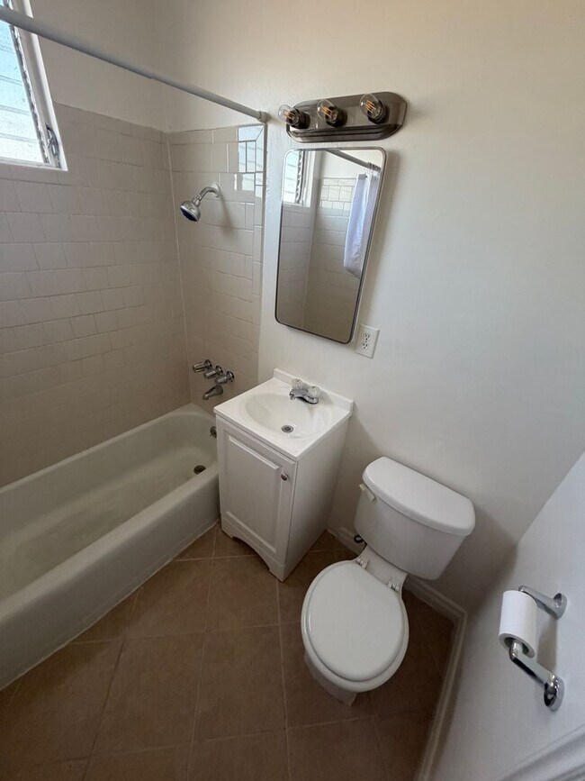 Building Photo - 1 BDRM, 1 BA AVAILABLE IN LONG BEACH!