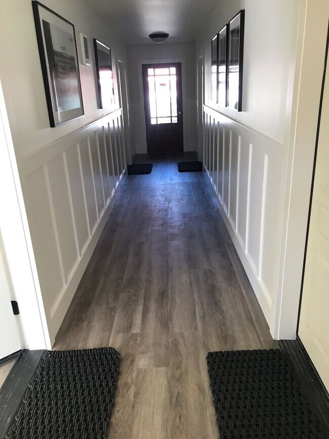 Building Photo - Remodeled 1 Bed/1 Bath Unit in Prime Location - Broadway