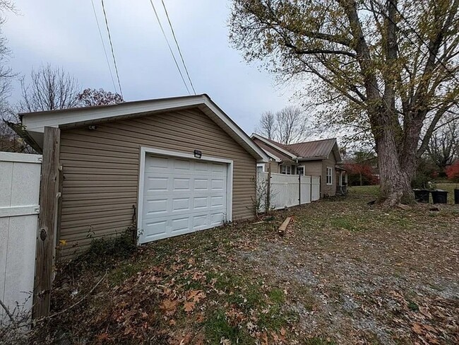 Building Photo - Spacious 4BR House in Jamestown