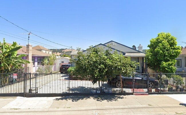 Primary Photo - 10724 Bancroft Ave
