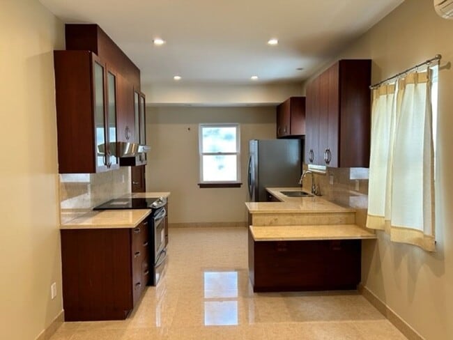 Building Photo - Like New Single Family Home in McCully!