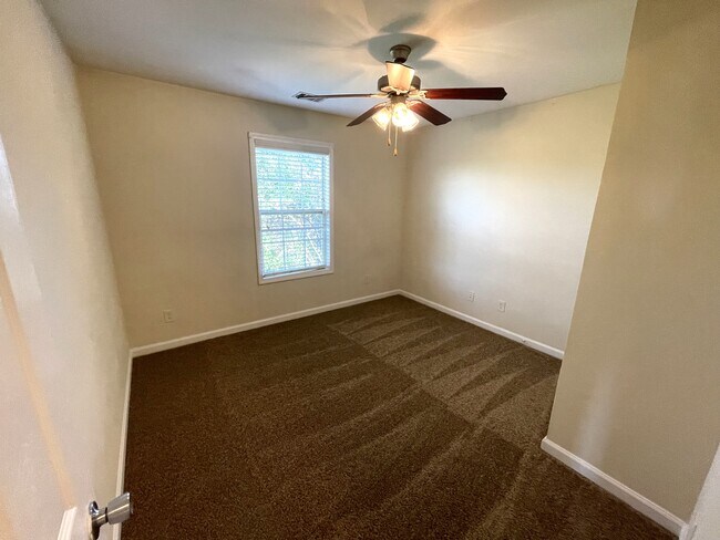 Building Photo - 112 Pineview Ct