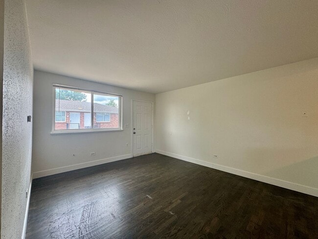 Building Photo - 2 Bedroom 1 Bath In Lakewood! Available Now!!