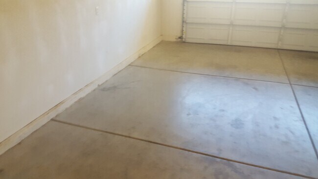 Building Photo - 4 Bedroom Home