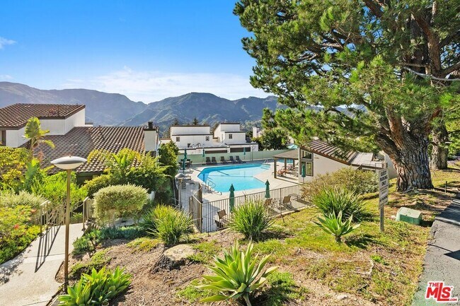 Building Photo - 1732 Palisades Dr