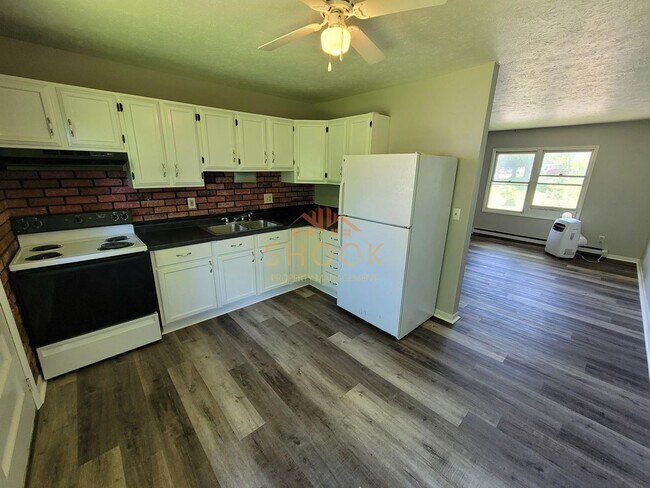 Building Photo - 3BR/2BA BI-LEVEL ON LAFAYETTE'S SOUTH SIDE