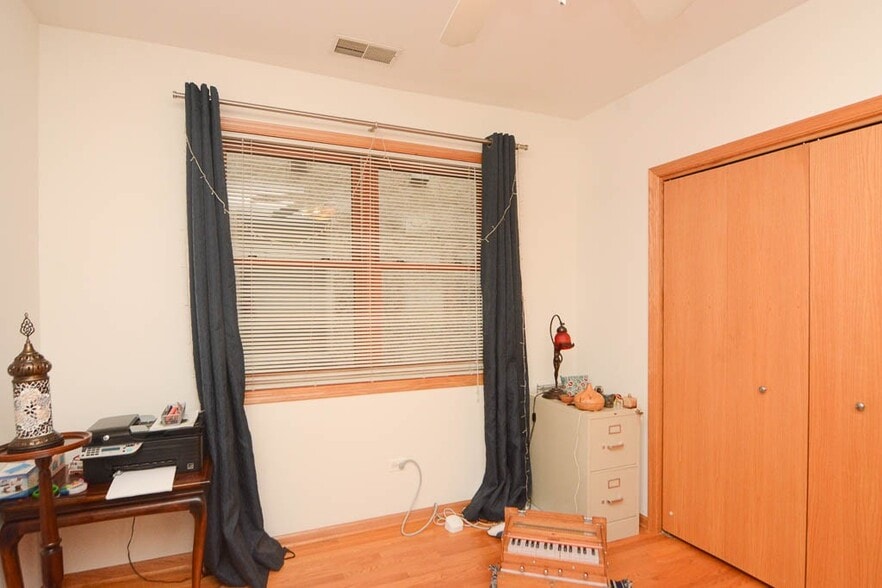 Building Photo - 934 W Leland Ave