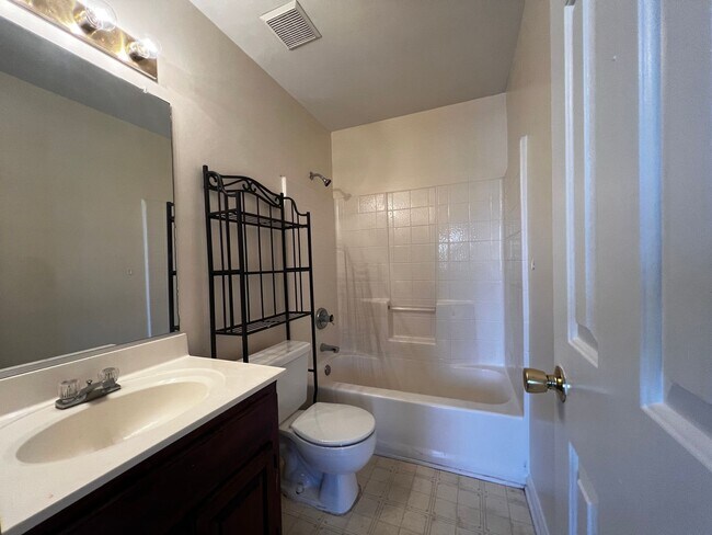 Building Photo - Great Bridge Townhouse For Rent